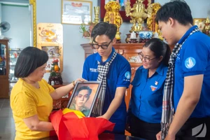 Chiến sĩ tình nguyện Mùa Hè xanh Trường Đại học Khoa học Tự nhiên (Đại học Quốc gia TPHCM) phối hợp với Đoàn phường Đông Hòa (TPHCM) thu thập thông tin và phục dựng di ảnh các anh hùng liệt sĩ, tháng 7/2025. Ảnh: HCMUS