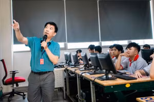 Giảng viên khối ngành công nghệ kỹ thuật Trường Đại học Văn Lang trong hoạt động trải nghiệm thực tế cho học sinh. Ảnh: T.My