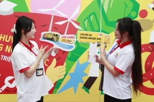 Sinh viên hào hứng khám phá cơ hội học tập, việc làm tại “chuyến xe hướng nghiệp Đức”. 