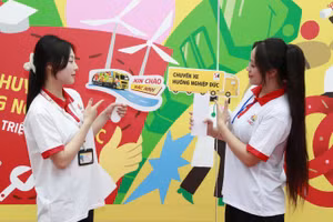 Sinh viên hào hứng khám phá cơ hội học tập, việc làm tại “chuyến xe hướng nghiệp Đức”. 