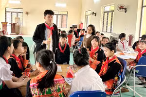 Học sinh Trường THCS Phổ thông dân tộc bán trú Hoang Thèn (Khổng Lào, Lai Châu) thảo luận các vấn đề liên quan tới giới, giới tính và cộng đồng LGBTIQ+. Ảnh: NTCC