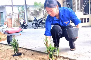 Lâm Nguyễn Việt Uyên tham gia trồng cây xanh tại thành phố Sa Đéc nhân Tháng Thanh niên. Ảnh: NVCC