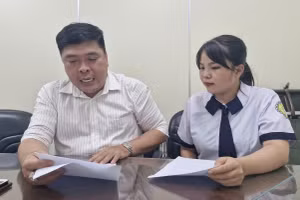 Ông Nguyễn Thành Hoàng trao đổi thông tin với Như Quỳnh. Ảnh: QN