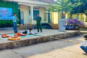 Lực lượng công an tuyên truyền, hướng dẫn học sinh Trường Tiểu học - THCS xã Đăk Ui (Đăk Hà, Kon Tum) phòng, chống đuối nước. Ảnh: Trúc Hân