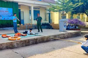 Lực lượng công an tuyên truyền, hướng dẫn học sinh Trường Tiểu học - THCS xã Đăk Ui (Đăk Hà, Kon Tum) phòng, chống đuối nước. Ảnh: Trúc Hân