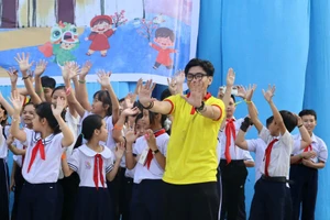 Tình nguyện viên Trường Đại học Bách khoa (Đại học Quốc gia TPHCM) tổ chức sân chơi hè cho học sinh Trường Tiểu học Long Sơn 1. Ảnh: NVCC