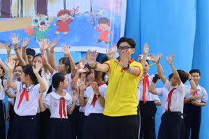 Tình nguyện viên Trường Đại học Bách khoa (Đại học Quốc gia TPHCM) tổ chức sân chơi hè cho học sinh Trường Tiểu học Long Sơn 1. Ảnh: NVCC