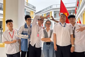 Cô trò Trường THPT Trần Hưng Đạo (Thanh Xuân, Hà Nội).