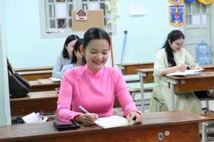 Ứng viên tham gia tuyển dụng giáo viên năm học 2025-2026. Ảnh: MA