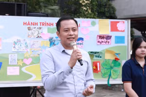 ThS Lê Trung Kiên trong một hoạt động tư vấn tâm lý - hướng nghiệp cho học sinh Trường THPT Chất lượng cao Lê Lợi, Hà Đông (Hà Nội). Ảnh: Đình Tuệ