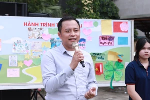 ThS Lê Trung Kiên trong một hoạt động tư vấn tâm lý - hướng nghiệp cho học sinh Trường THPT Chất lượng cao Lê Lợi, Hà Đông (Hà Nội). Ảnh: Đình Tuệ