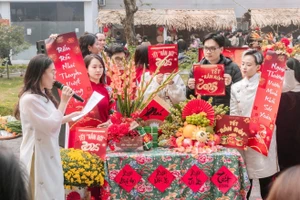 Sinh viên Trường ĐH Ngoại thương (Hà Nội) trình bày mâm ngũ quả tại Chương trình “Tết sum vầy - Xuân bình an”. Ảnh: Nguyễn Liên