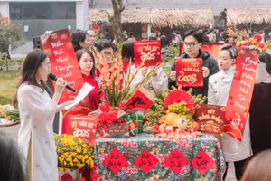 Sinh viên Trường ĐH Ngoại thương (Hà Nội) trình bày mâm ngũ quả tại Chương trình “Tết sum vầy - Xuân bình an”. Ảnh: Nguyễn Liên