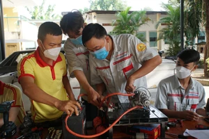 Sinh viên ngành Kỹ thuật ô tô, Trường Cao đẳng Đại Việt Sài Gòn trong giờ thực hành. Ảnh: Lê Nam