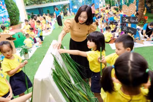 Bà Nguyễn Thị Mai Vân - Phó Hiệu trưởng Trường Mầm non Hà Trì (Hà Đông, Hà Nội) hướng dẫn hoạt động trải nghiệm cho trẻ. Ảnh: Đình Tuệ