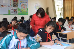 Cô và trò Trường Phổ thông dân tộc bán trú Tiểu học và THCS Nùng Nàng.