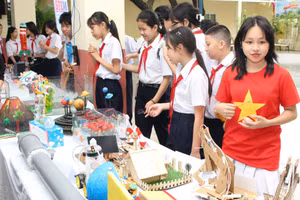 Học sinh Trường THCS Lê Hồng Phong (Hải Châu, Đà Nẵng) tham gia Ngày hội Giáo dục STEM với sự hỗ trợ, hướng dẫn và đào tạo của Trường Đại học Sư phạm Kỹ thuật (Đại học Đà Nẵng). Ảnh: NTCC