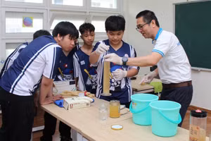 Học sinh trải nghiệm nghề nghiệp tại Trường ĐH Sư phạm Kỹ thuật, ĐH Đà Nẵng. Ảnh: NTCC