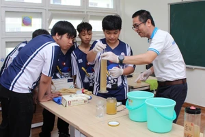 Học sinh trải nghiệm nghề nghiệp tại Trường ĐH Sư phạm Kỹ thuật, ĐH Đà Nẵng. Ảnh: NTCC