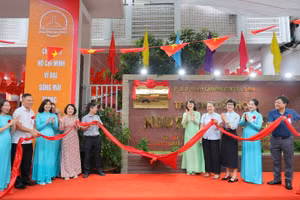 Đại biểu gắn biển công trình Trường Tiểu học Nguyễn Tri Phương.