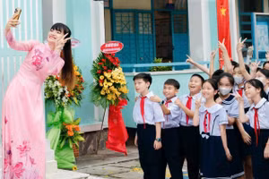 Cô trò Trường Tiểu học Trần Quang Cơ (Quận 12, TP Hồ Chí Minh). Ảnh: NVCC