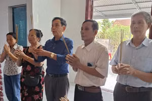 Nhà giáo Trần Xuân Tân (ở giữa) cùng các học trò cũ của thầy Quang dâng hương tại nhà thờ. Ảnh: X.T