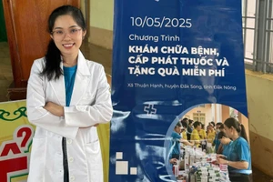 Bác sĩ Nguyễn Hồng Thắm bền bỉ với sứ mệnh bảo vệ sức khỏe cộng đồng. Ảnh: NVCC
