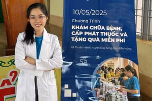 Bác sĩ Nguyễn Hồng Thắm bền bỉ với sứ mệnh bảo vệ sức khỏe cộng đồng. Ảnh: NVCC