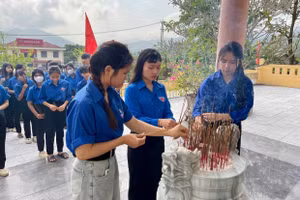 Đoàn Trường THPT Đakrông tham gia chăm sóc bia tưởng niệm liệt sĩ, giáo dục truyền thống cho đoàn viên.