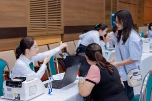 Tân sinh viên Đại học Kinh tế TPHCM làm thủ tục nhập học ngày 21/8. Ảnh: UEH