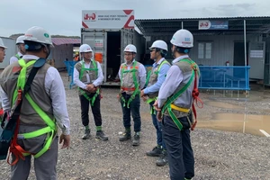 Ông Trần Đại Nghĩa (thứ 4, từ trái sang) - Tổng Giám đốc Tập đoàn Xây dựng Minh Đức cùng các kỹ sư đang trao đổi tại công trường. Ảnh: NVCC