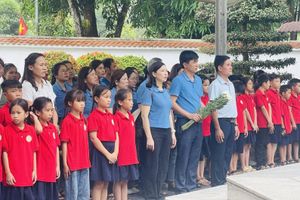 Giáo viên và học sinh Trường Tiểu học Cẩm Minh dâng hương tưởng nhớ các Anh hùng liệt sĩ tại Ngã ba Đồng Lộc.