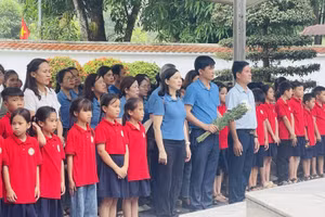 Giáo viên và học sinh Trường Tiểu học Cẩm Minh dâng hương tưởng nhớ các Anh hùng liệt sĩ tại Ngã ba Đồng Lộc.
