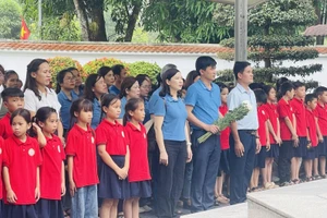 Giáo viên và học sinh Trường Tiểu học Cẩm Minh dâng hương tưởng nhớ các Anh hùng liệt sĩ tại Ngã ba Đồng Lộc.