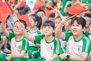 Học sinh Trường Tiểu học - THCS Đức Trí (Hải Châu, Đà Nẵng) trong buổi sinh hoạt truyền thống kỷ niệm 50 năm thống nhất đất nước. Ảnh: NTCC.