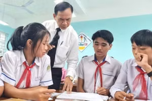 Thầy, trò Trường THCS Nghĩa Thắng (Trà Giang, Quảng Ngãi). Ảnh: NTCC