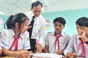 Thầy, trò Trường THCS Nghĩa Thắng (Trà Giang, Quảng Ngãi). Ảnh: NTCC