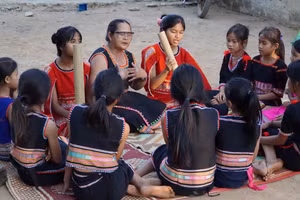 Nhiều học sinh yêu thích, đam mê với làn điệu dân ca Cheo của người Xơ Đăng. Ảnh: Dung Nguyễn