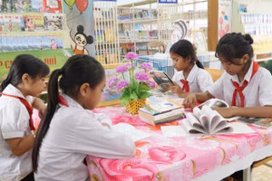 Học sinh Trường THCS xã Đăk Pxi đọc sách tại “Tủ sách dùng chung”.