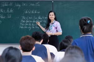 Cô trò lớp 9A4, Trường THCS Nguyễn Bỉnh Khiêm (Long Biên, Hà Nội) chữa đề khảo sát môn Ngữ văn của trường bạn. Ảnh: Đình Tuệ