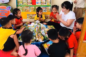 Cô trò Trường Mầm non xã Tà Hộc, huyện Mai Sơn (Sơn La).