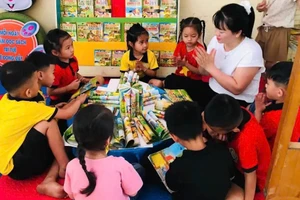 Cô trò Trường Mầm non xã Tà Hộc, huyện Mai Sơn (Sơn La).