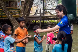 Sinh viên Trường Đại học Sư phạm Kỹ thuật, Đại học Đà Nẵng tham gia chiến dịch tình nguyện Mùa hè xanh 2024 tại Trà Bồng, Quảng Ngãi. Ảnh: NTCC