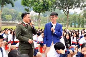 Học sinh trao đổi cùng cán bộ Công an tỉnh Lào Cai tại chương trình “Không một mình - Cùng nhau an toàn trực tuyến”. Ảnh: NVCC