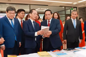 Thầy, trò Học viện Hành chính và Quản trị công vinh dự đón Thủ tướng Phạm Minh Chính thăm, làm việc với nhà trường. 