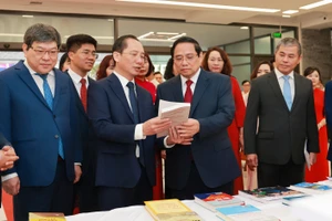 Thầy, trò Học viện Hành chính và Quản trị công vinh dự đón Thủ tướng Phạm Minh Chính thăm, làm việc với nhà trường. 