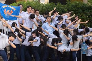 Thầy, trò Trường THPT chuyên Trần Đại Nghĩa (TPHCM) trong hoạt động chào mừng Ngày Nhà giáo Việt Nam 20/11/2024. Ảnh: TĐN