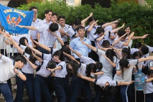 Thầy, trò Trường THPT chuyên Trần Đại Nghĩa (TPHCM) trong hoạt động chào mừng Ngày Nhà giáo Việt Nam 20/11/2024. Ảnh: TĐN