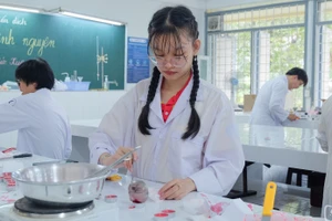 Sinh viên Trường Đại học Khoa học Tự nhiên (Đại học Quốc gia TPHCM) tại phòng thí nghiệm. Ảnh: L.N