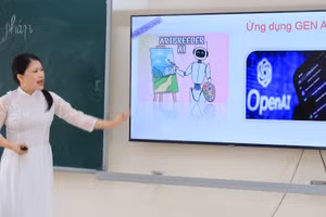 Cô Trịnh Thị Huyền trình bày biện pháp giáo dục hiện đại trước Ban giám khảo trong Cuộc thi Giáo viên dạy giỏi cấp thành phố.